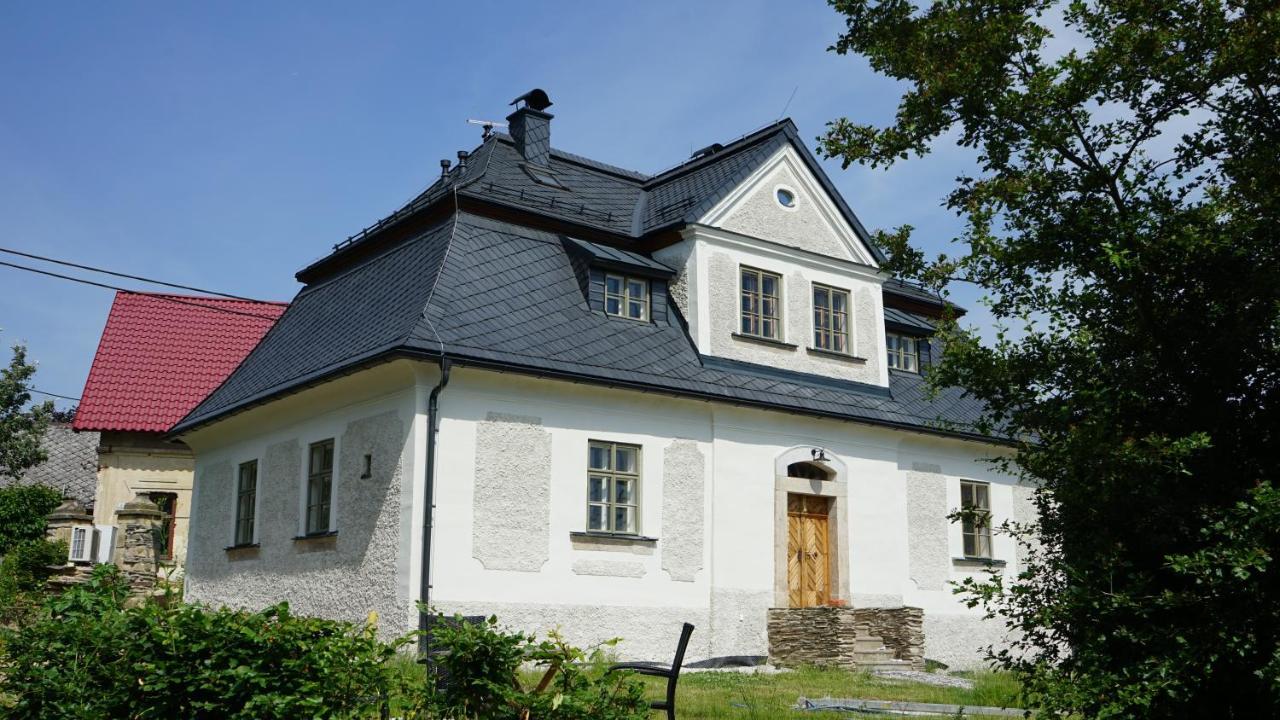 Barokní kaplanka 1796 A. D. - luxusní apartmány v Českém ráji Zelezny Brod Exterior foto