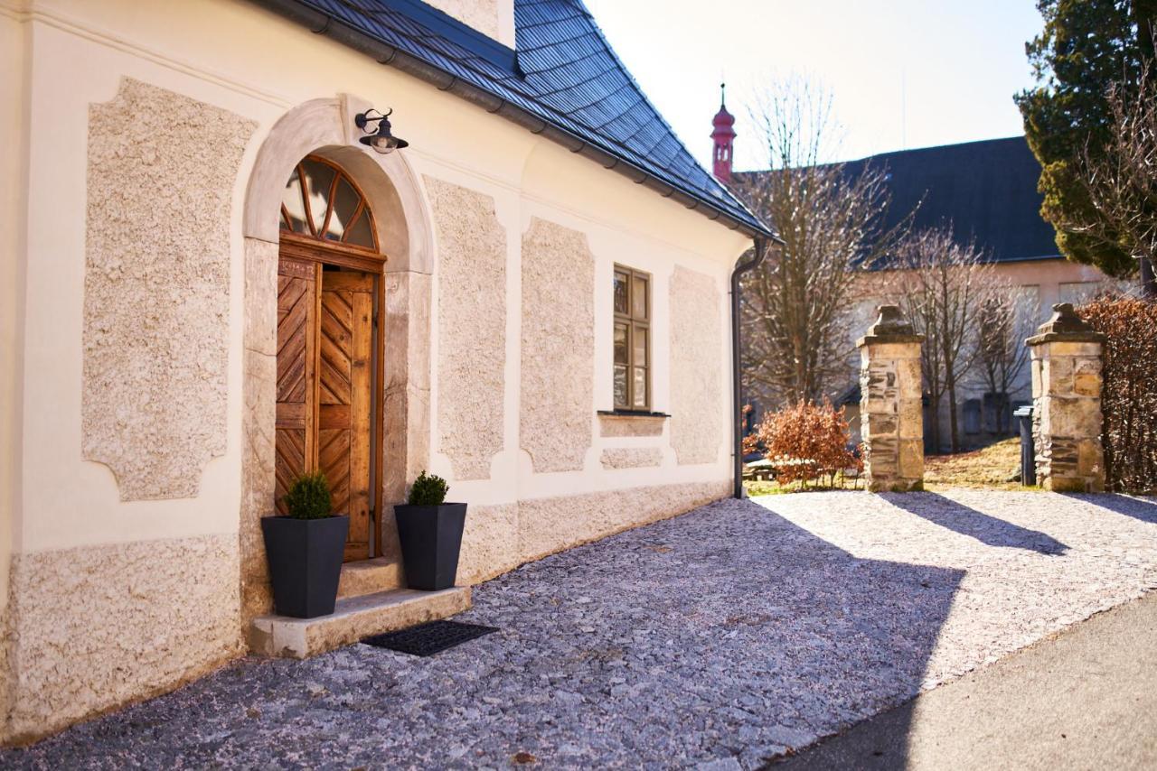 Barokní kaplanka 1796 A. D. - luxusní apartmány v Českém ráji Zelezny Brod Exterior foto