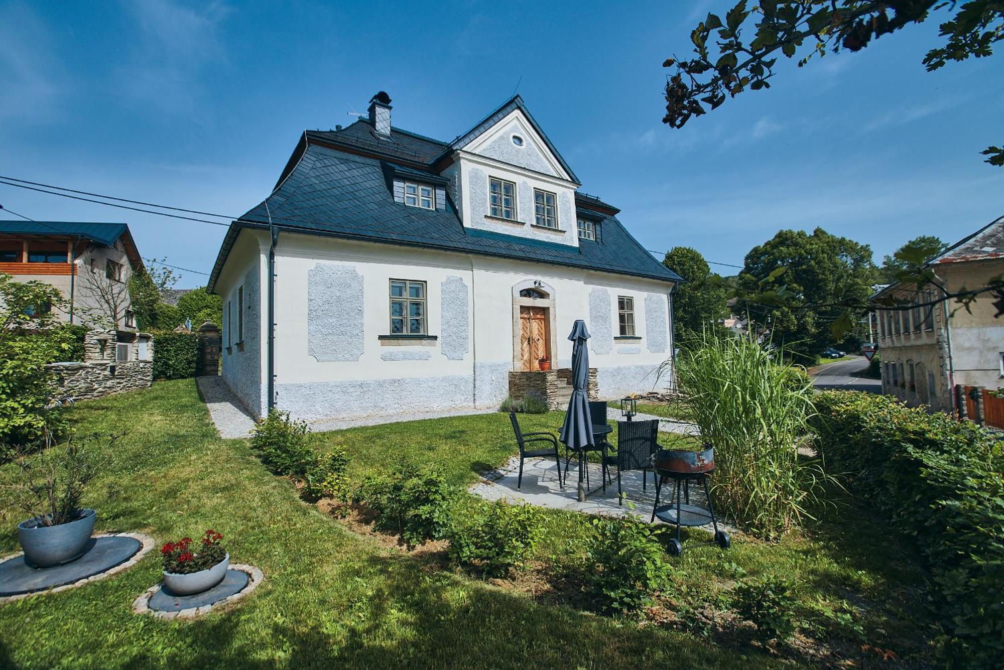 Barokní kaplanka 1796 A. D. - luxusní apartmány v Českém ráji Zelezny Brod Exterior foto