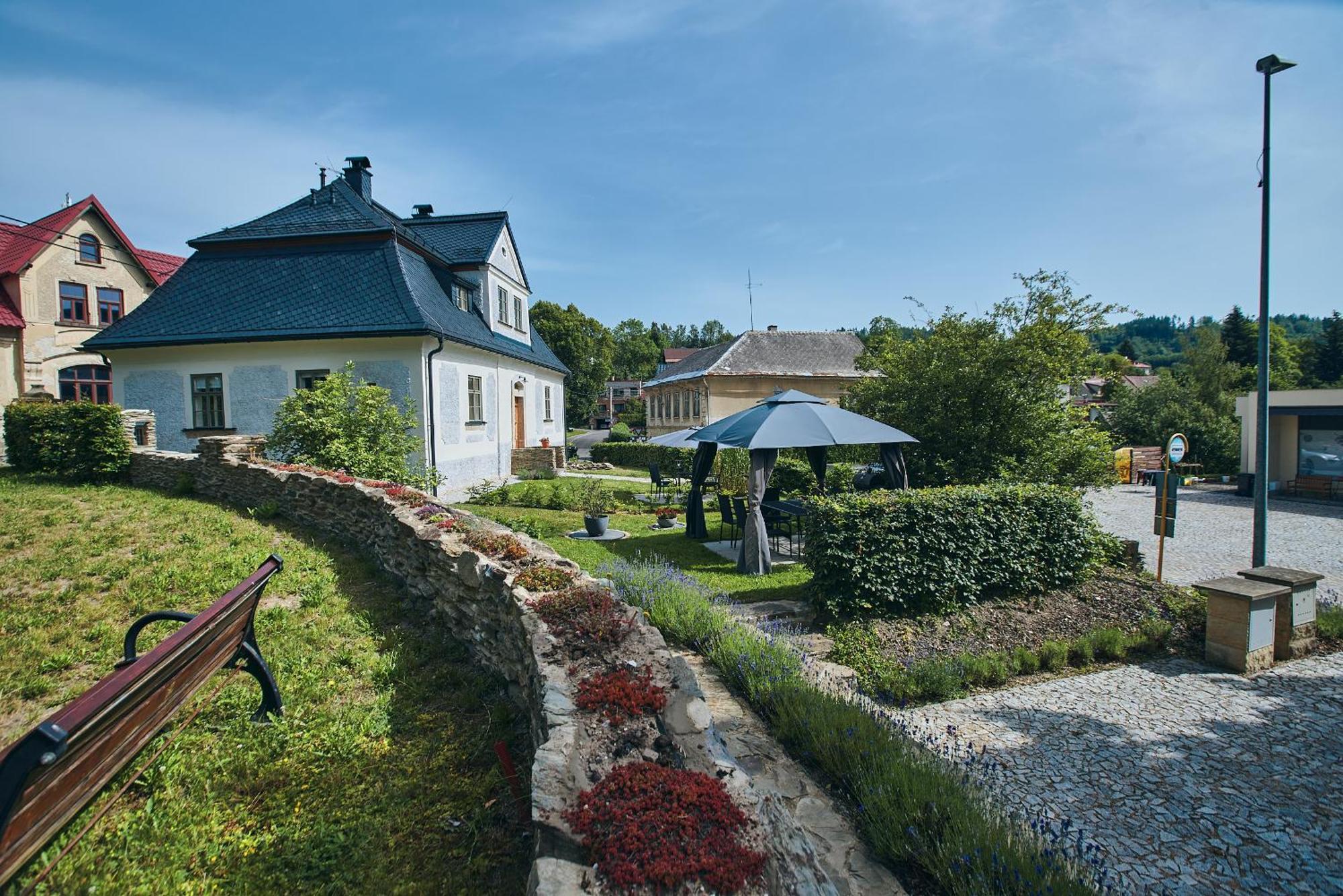 Barokní kaplanka 1796 A. D. - luxusní apartmány v Českém ráji Zelezny Brod Exterior foto