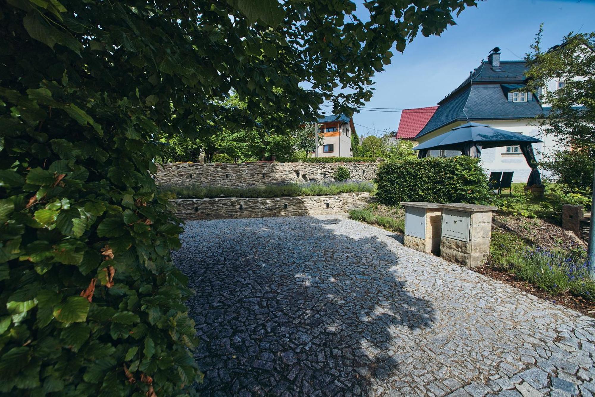 Barokní kaplanka 1796 A. D. - luxusní apartmány v Českém ráji Zelezny Brod Exterior foto
