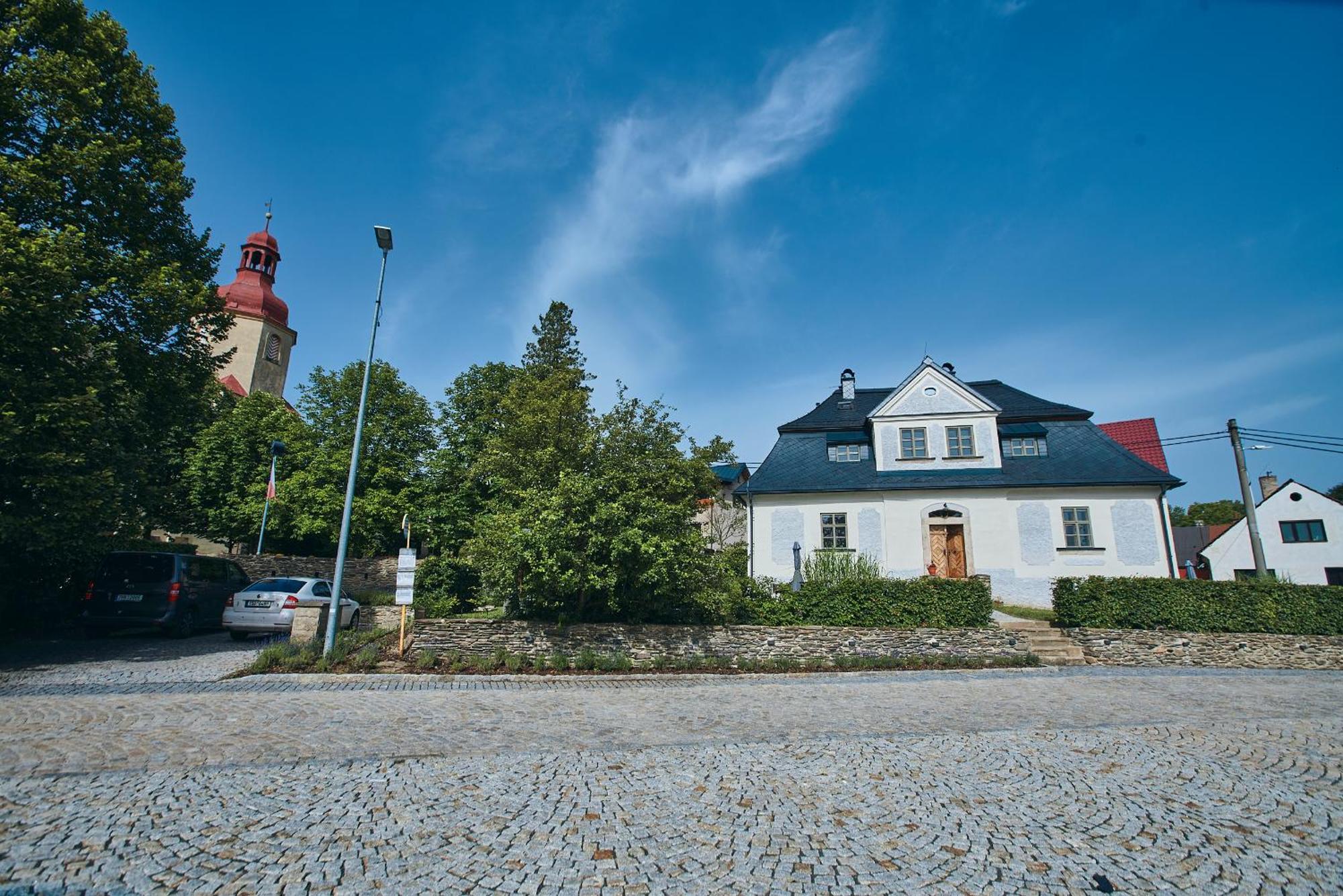 Barokní kaplanka 1796 A. D. - luxusní apartmány v Českém ráji Zelezny Brod Exterior foto