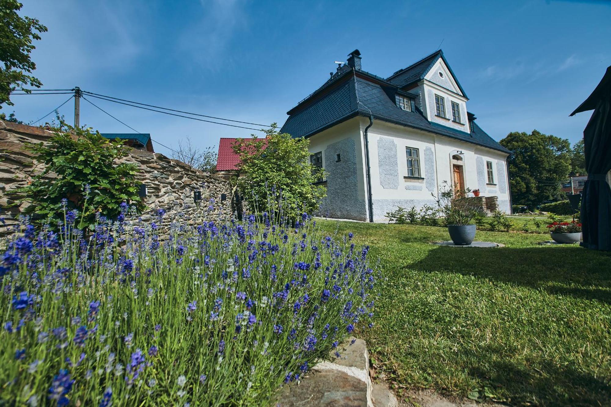 Barokní kaplanka 1796 A. D. - luxusní apartmány v Českém ráji Zelezny Brod Exterior foto