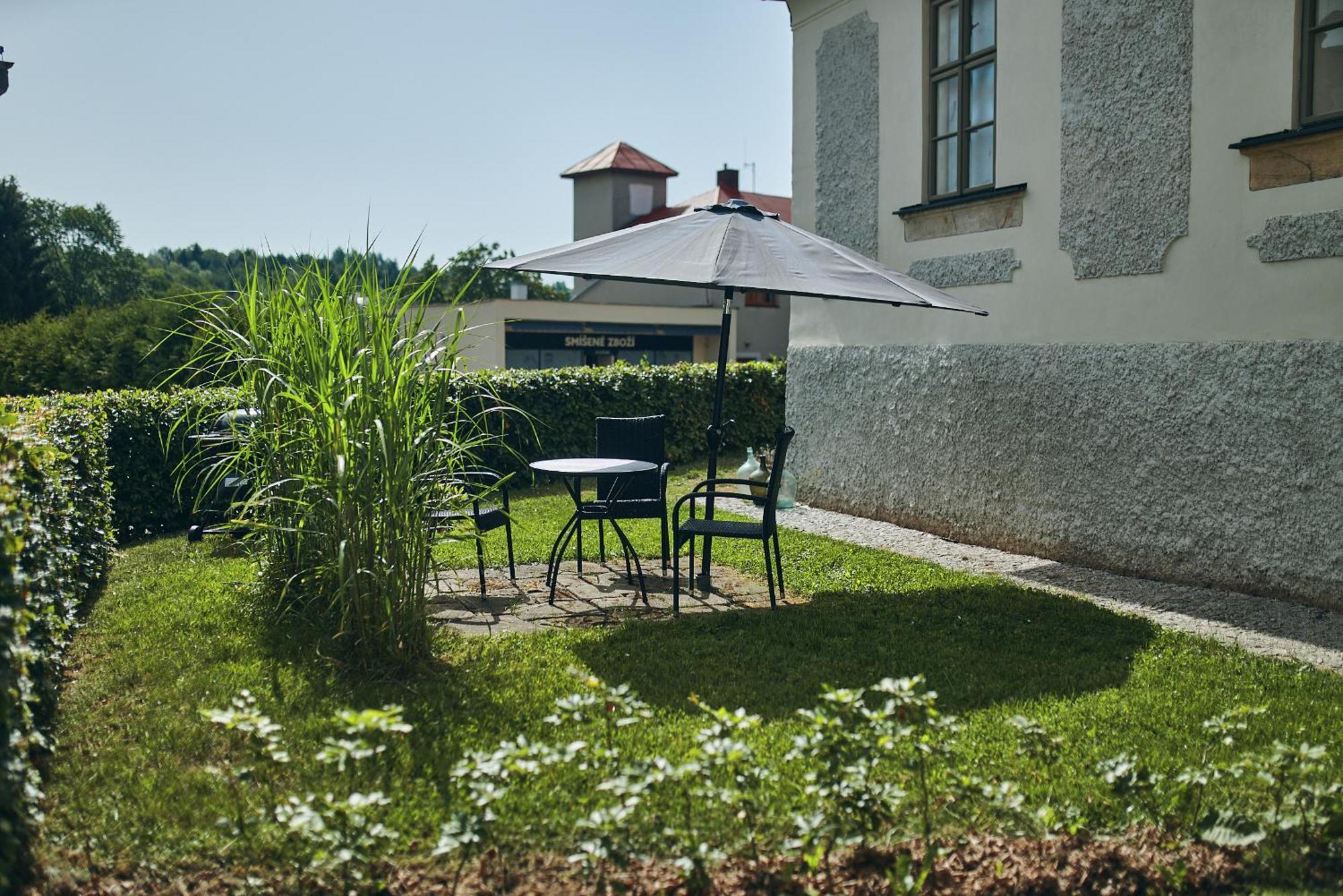 Barokní kaplanka 1796 A. D. - luxusní apartmány v Českém ráji Zelezny Brod Exterior foto